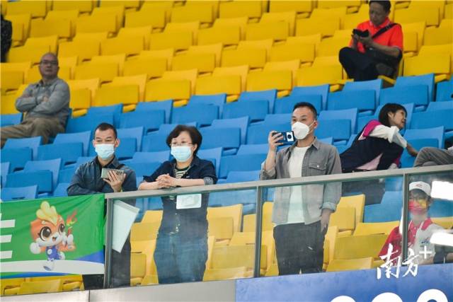 本次比赛首次开放了线下观赛通道，吸引不少市民朋友现场观看比赛。曾亮超 摄