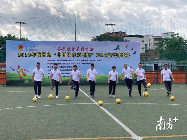 出席仪式的领导与嘉宾为赛事开球。 出席仪式的领导与嘉宾为赛事开球。