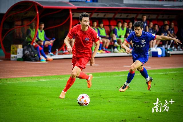 球员在绿茵场上尽情奔跑。南方日报记者何森垚 摄 球员在绿茵场上尽情奔跑。南方日报记者何森垚 摄