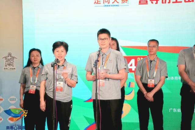 姚志华和杨景辉宣读环保宣言