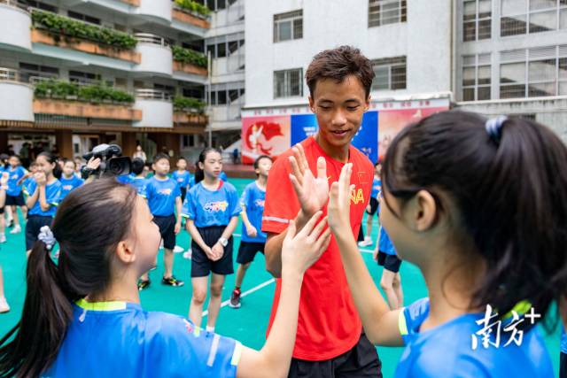 吴昊霖和每位小运动员击掌。 吴昊霖和每位小运动员击掌。