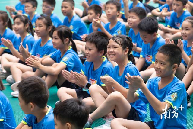 台下的小运动员们热情鼓掌。 台下的小运动员们热情鼓掌。