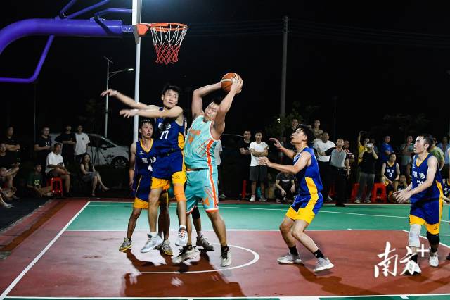 龙华街道队34号球员获得本场比赛MVP。 龙华街道队34号球员获得本场比赛MVP。