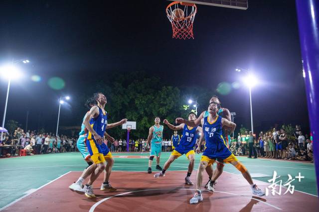 龙华街道队罚球战术频频得分。 龙华街道队罚球战术频频得分。