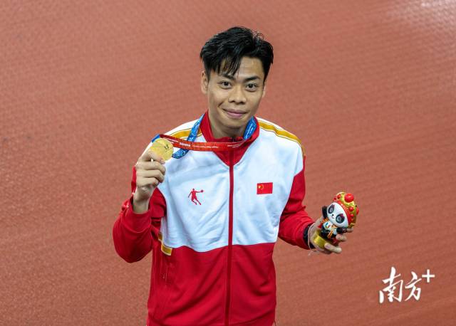 陈冠锋率队夺得成都大运会男子4X100米接力冠军。南方+记者 姚志豪 摄