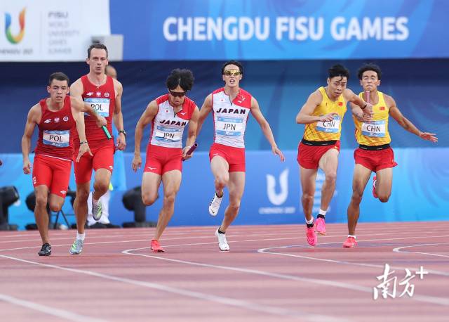 中国队选手陈佳鹏（右一）与陈冠锋（右二）在比赛中交接棒。 当日，在成都举行的第31届世界大学生夏季运动会田径项目男子4x100米接力决赛中，中国队以38秒80的成绩获得冠军。 新华社发