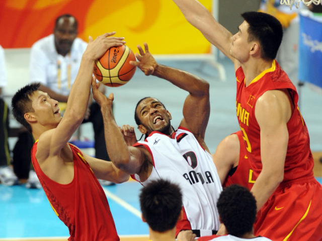 2008年北京奥运会男子篮球小组赛中,易建联(左)与姚明在比赛中防守。新华社记者 杨磊 摄 2008年北京奥运会男子篮球小组赛中,易建联(左)与姚明在比赛中防守。新华社记者 杨磊 摄