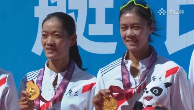 邱秀萍(左一)在第十四届全运会颁奖现场。 邱秀萍(左一)在第十四届全运会颁奖现场。