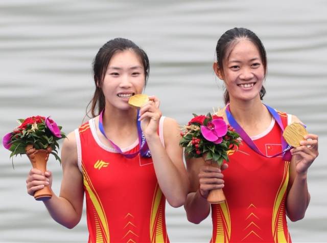 9月24日,邱秀萍(右)和队友在颁奖仪式上。新华社发 win007足球即时比分