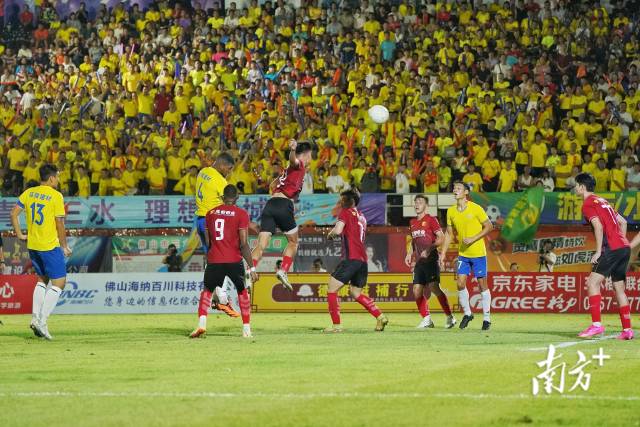 冠军之夜,云秀山体育场座无虚席。 冠军之夜,云秀山体育场座无虚席。