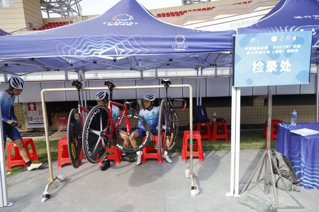 参赛选手等待上场比赛 参赛选手等待上场比赛