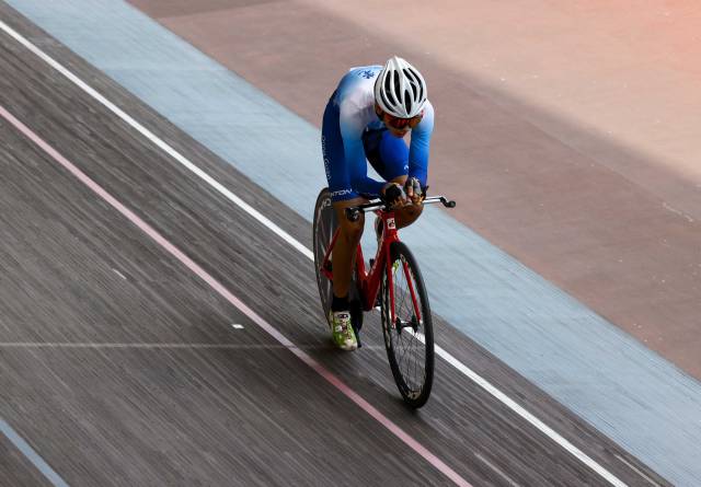 参赛选手在赛场上角逐骑行 参赛选手在赛场上角逐骑行