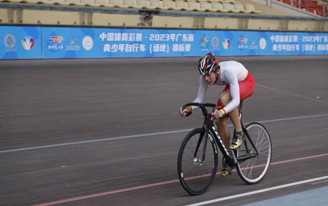 参赛选手在赛场上奋力骑行 参赛选手在赛场上奋力骑行