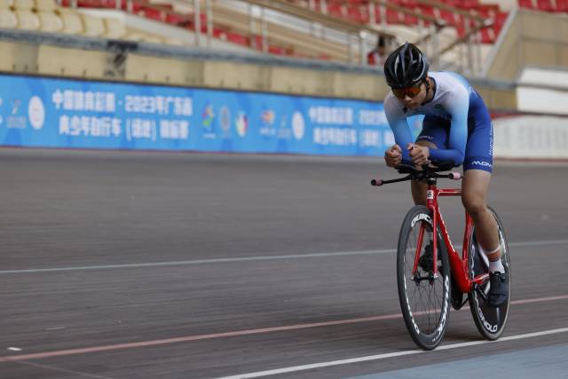 参赛选手在赛场上奋力骑行 参赛选手在赛场上奋力骑行