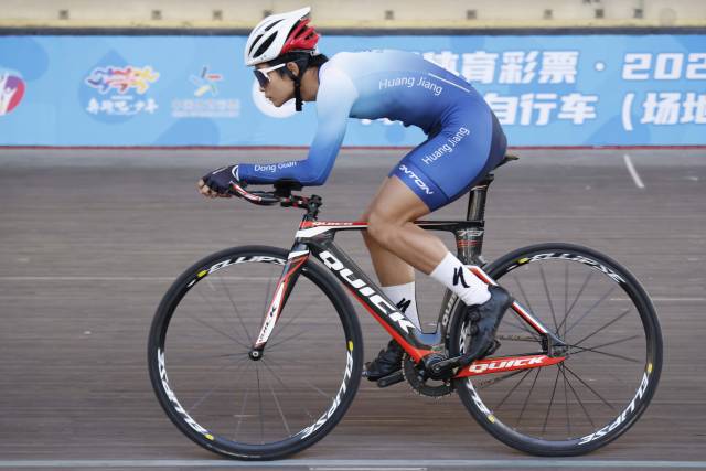 参赛选手在赛场上奋力骑行 参赛选手在赛场上奋力骑行