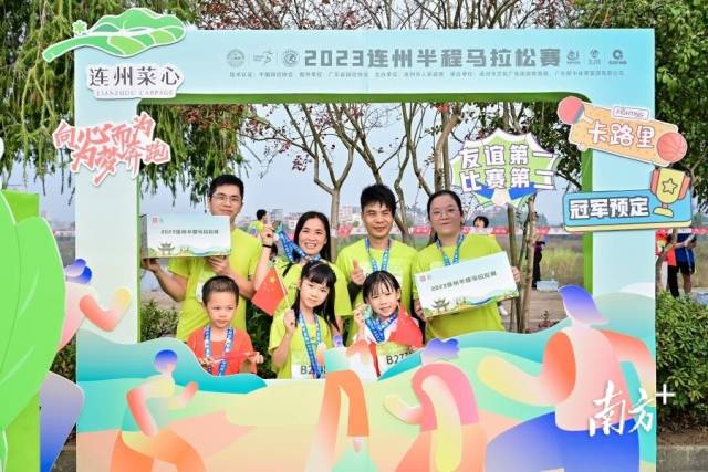 参赛选手合影。