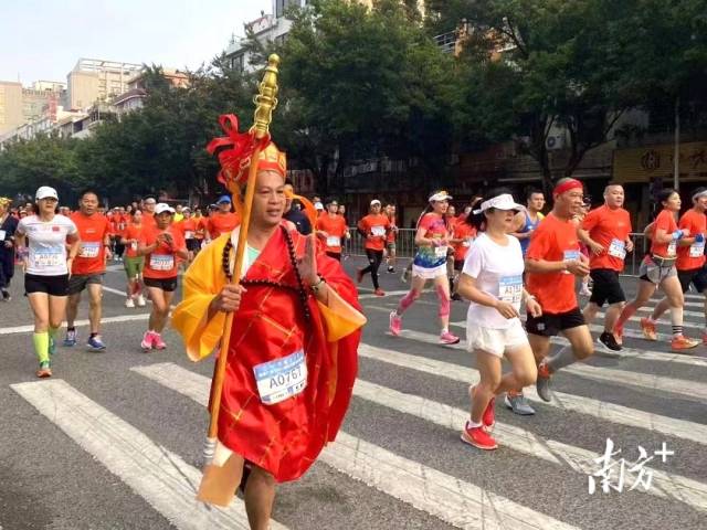 一名参赛选手装扮成西游记里的唐僧。