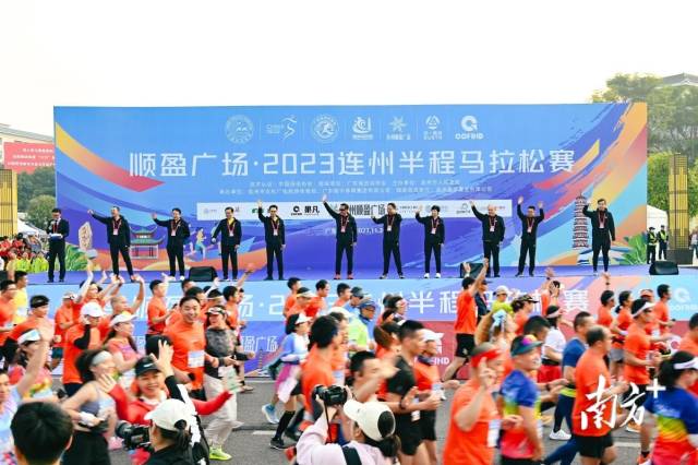 随着发令枪响,马拉松选手们从起点开跑。张晓欣 摄