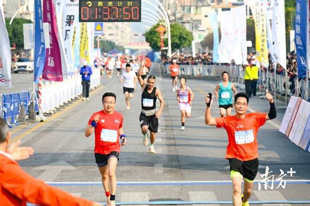 选手们陆续抵达终点。张晓欣 摄