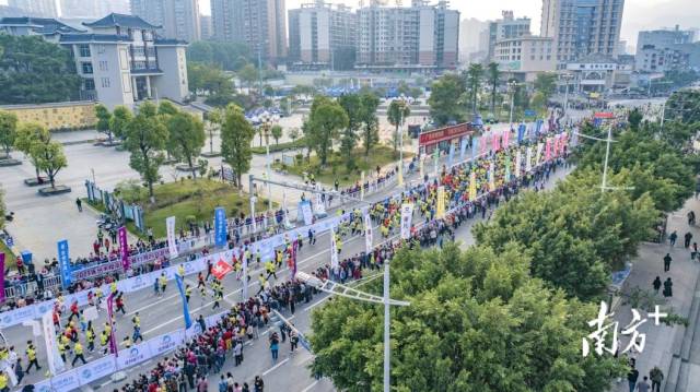 选手们在加油声中热力开跑,用运动激情点燃这座山水古邑。