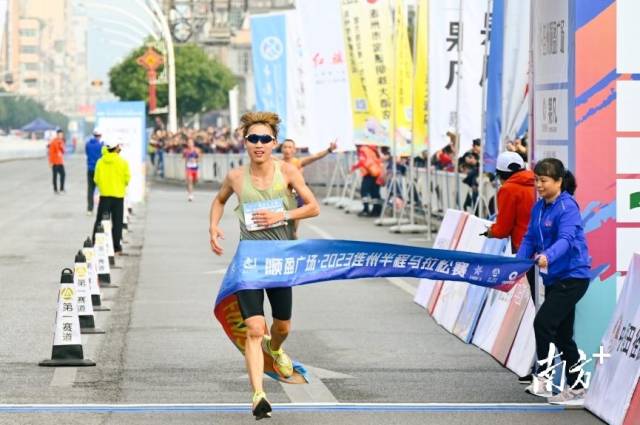 王嘉昂以1小时10分58秒的成绩夺得冠军。张晓欣 摄