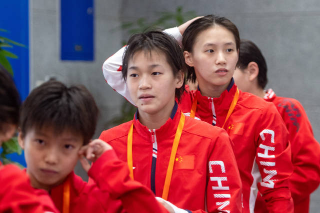 11月26日，全红婵（前）/陈芋汐在比赛前等待入场。新华社发