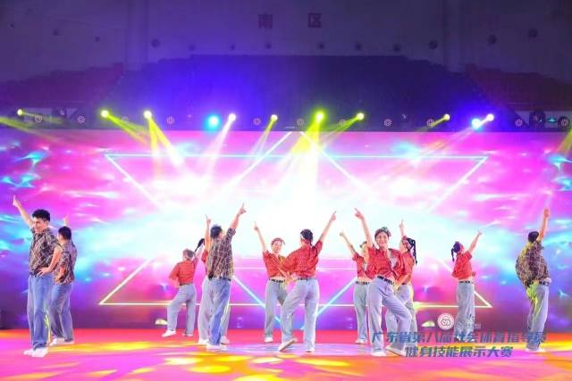 选手们展示阳光健康的精神风貌 选手们展示阳光健康的精神风貌