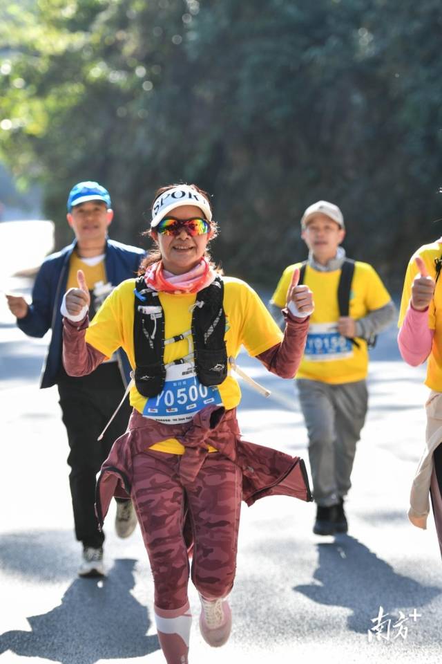 这次徒步活动吸引了各个年龄段的人参加，其中包括不少老年人。南方+记者 曾亮超 摄