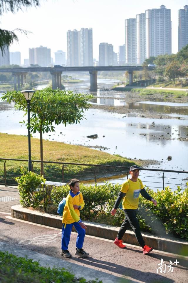 徒步爱好者在旅途中尽享清城城乡宜居之美。南方+记者 曾亮超 摄