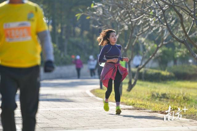 选手一边欣赏沿途风光，一边体验徒步运动的魅力。南方+记者 曾亮超 摄