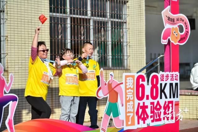 来自甘肃的王女士带着孙女一起参加此次徒步活动。南方+记者 曾亮超 摄