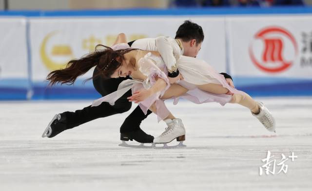 肖紫兮和何凌昊在比赛中。