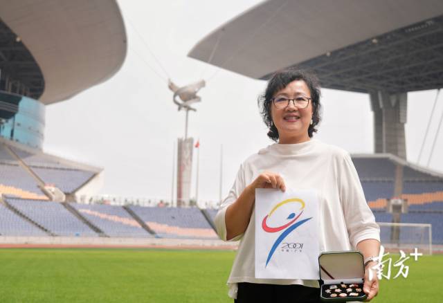 邝丹妮和她设计的九运会会徽。