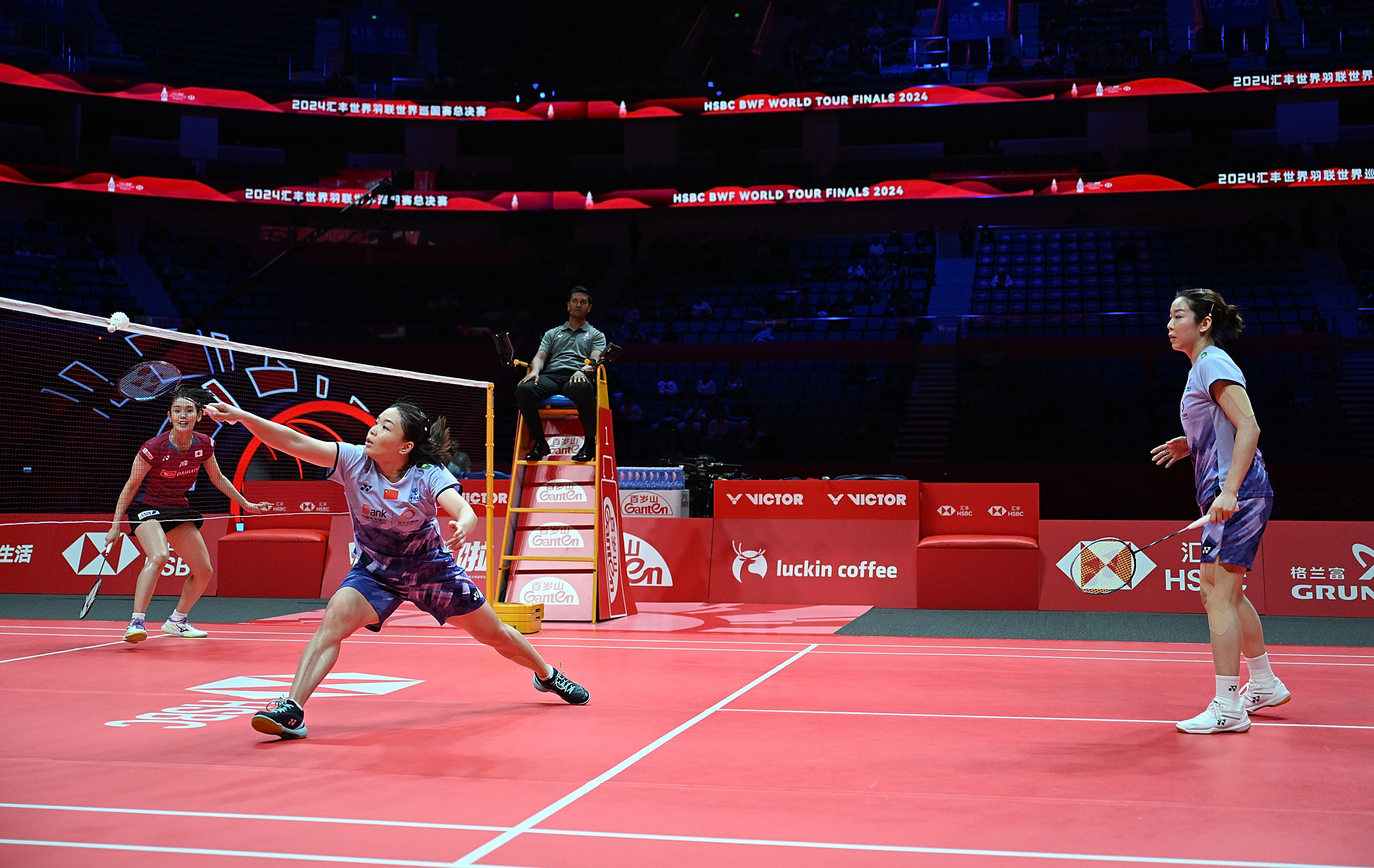 (体育)(4)羽毛球——世巡赛总决赛:陈清晨_贾一凡胜岩永铃_中西贵映XxjpseC007206_20241211_PEPFN0A001.JPG