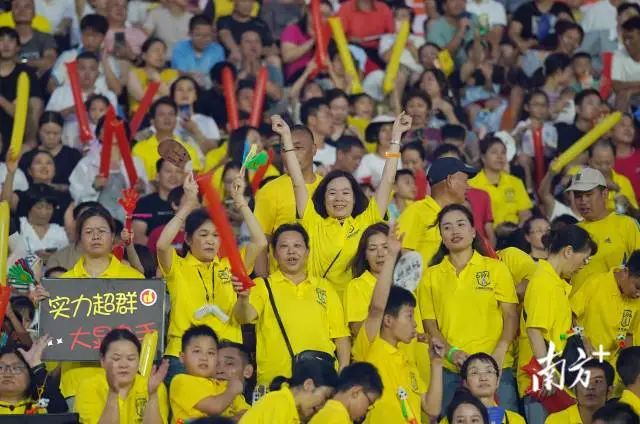 开幕式现场观众热情高涨。 南方+ 戴嘉信 拍摄