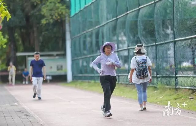 中山市全民健身广场,市民在运动。