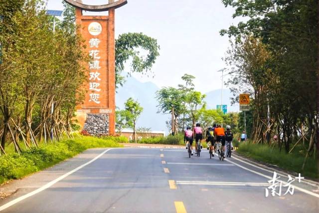 英西峰林骑行嘉年华。黄花镇供图 英西峰林骑行嘉年华。黄花镇供图