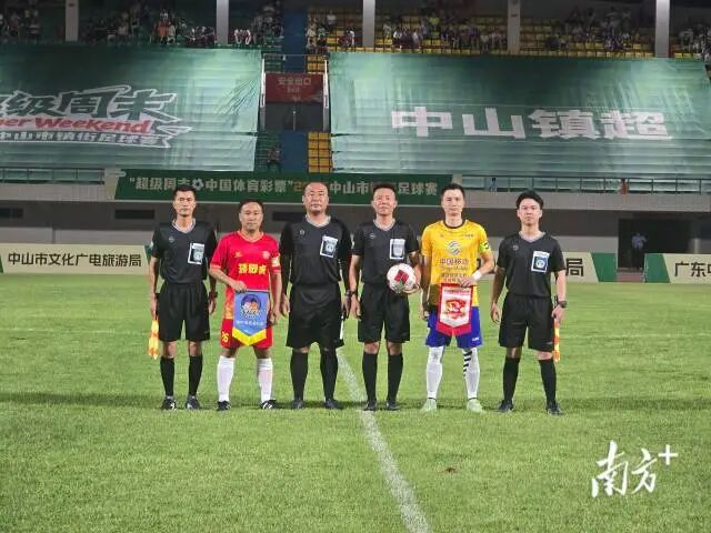 中山走出的前国脚、知名球星“矮脚虎”吴坪枫(左二)也参与了赛事。 南方+ 伍杰 拍摄 图片